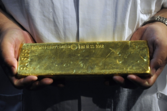 В Коканде рабочие, рывшие канализационную яму, нашли брусок золота весом 13,5 кг