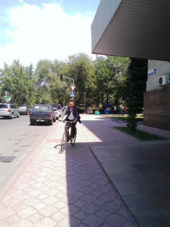 В Кыргызстане появился чиновник, предпочитающий ездить на работу на велосипеде
