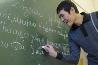 Иностранцам для легализации в РФ понадобится знание 850 слов