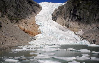 Какое влияние «Кумтор» оказывает на ледники?