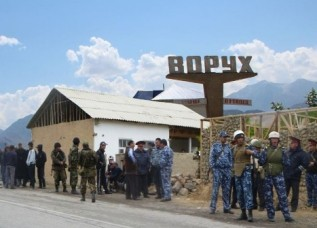 Жители анклава Ворух закидали камнями автомашину кыргызской военной прокуратуры