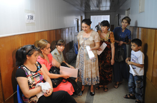 Хокимияты в Узбекистане берут под контроль выезд женщин