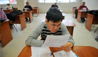 Миграционные власти Таджикистана разъясняют мигрантам порядок сдачи тестов по русскому языку