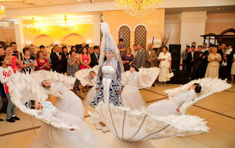 От Yupi - к черной икре. Насколько изменились казахские свадьбы за последние 20 лет?