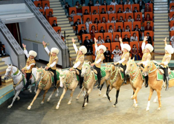 Внук президента Туркменистана занял первое место среди юных жокеев на открытия осеннего сезона скачек