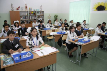 Во многих школах Казахстана продолжают учиться в три смены