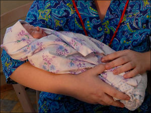 Россия: Пара из Узбекистана продала новорожденную дочь за 400 тысяч рублей