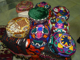 В Худжанде (Таджикистан) школьницам рекомендовали носить национальные тюбетейки