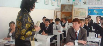 Таджикским школьникам предложили тюбетейки