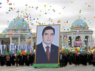 Жизнь в Центральной Азии: Портреты президента Туркменистана размещены даже в самолетах, аптеках, киосках и на базарах