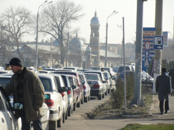 На Ташкентских АЗС выстраиваются двухкилометровые очереди
