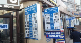 Банки Бишкека отказываются продавать клиентам доллары
