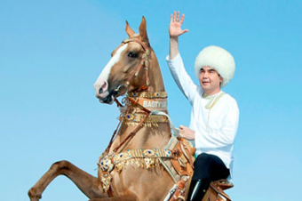 Бердымухамедову подарили коня