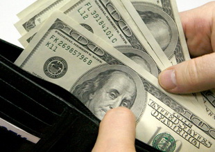 В Узбекистане на «черном рынке» дорожает доллар – перед предстоящим падением