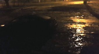 Такси в Караганде ушло под воду вместе с пассажирами в центре города