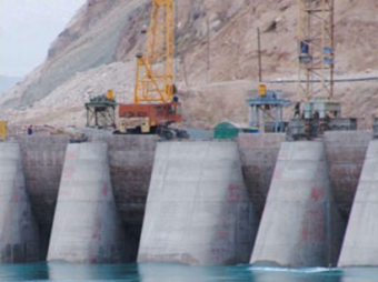 Депортированных из России граждан Таджикистана на родине просят построить ГЭС
