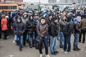 Приехавших на заработки в Москву будут централизованно доставлять в миграционный центр