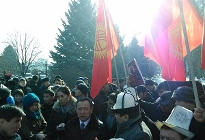 Фото - Сторонники антигейского закона митингуют возле Белого дома с требованием к ПАСЕ не вмешиваться во внутреннюю политику Кыргызстана