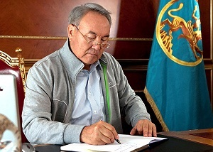Назарбаев первым из кандидатов собрал нужные подписи для ЦИК Казахстана