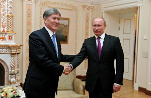 Атамбаев о здоровье Путина: не только ходит, но и гоняет за рулем