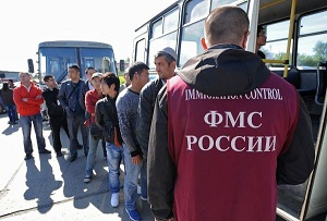 ФМС России: Мигрантов въехало больше, патентов оформлено меньше