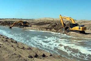 В Туркменистане среди песков создается искусственное озеро Алтын асыр