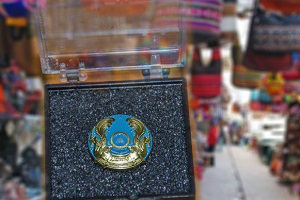 Запретить продавать госсимволы на базарах хотят в Казахстане