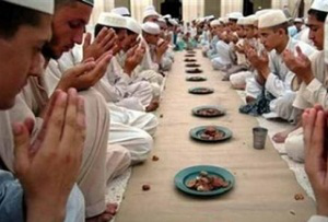 В мечетях Узбекистана отменили вечерние разговения в месяц Рамадан