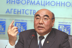 Аскар Акаев: Киргизия погружается в национализм и феодализм с наркотрафиком