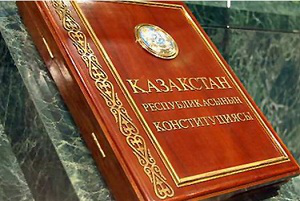 Юрист: Перевод гимна Казахстана на русский язык – это нарушение закона