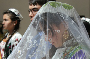 Молодые таджики начали жениться через Skype