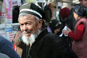 Центробанк Узбекистана запретил выдавать пенсии наличными деньгами