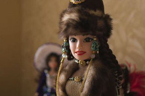 Барби меняет национальность и костюм — тайна превращения в кыргызку