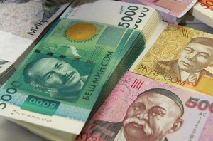 Нацбанк Кыргызстана утром в среду вновь снизил курс сома к доллару