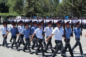 МВД Кыргызстана просит местные власти кормить милиционеров, работающих в регионах в предвыборный период