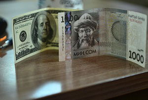 Аналитики: к концу года доллар достигнет/превысит 90 киргизских сомов