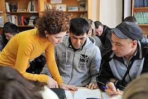 Мигранты будут изучать историю России, составленную экс-пресс-секретарем Рахмона