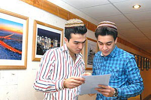Туркменским студентам приказали повесить фото родителей над кроватью