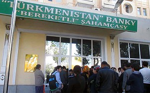 В Туркменистане курс доллара на черном рынке вырос с 3,6 до 4,5 манат за $1