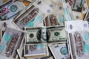 Доллар резко подешевел на «черном рынке» валют в Узбекистане