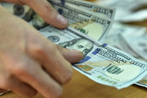 Туркменабад: Банки продают валюту только по справке с работы