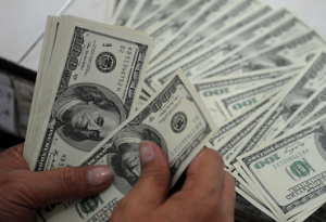 Нацбанк Киргизии опроверг введение ограничений на продажу долларов