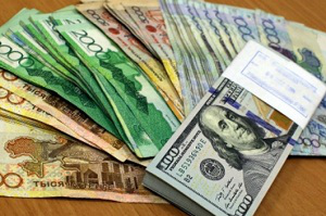 В Казахстане курс доллара вновь бьет антирекорды - 372.58 тенге