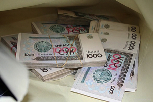 Девальвация сума в Узбекистане может спасти экономику, - Bloomberg