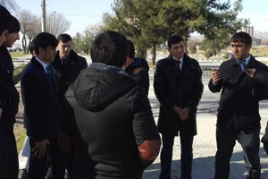 Вернуть «изменников» потребовали митингующие у посольства Турции в Душанбе 