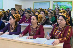 Подарки от туркменского президента выплатят вовремя, а зарплаты — с задержкой