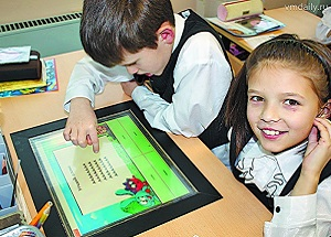 Школьников Кыргызстана обеспечат планшетами к 2025 году