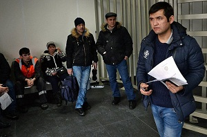 Эксперт: полисы за 10 тыс рублей для мигрантов — это сверхэксплуатация