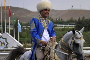 Президент Туркмении написал очередную книгу об ахалтекинских скакунах 