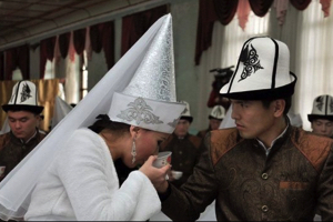 Парламент Киргизии опровергает информацию о разрешении браков с подростками 